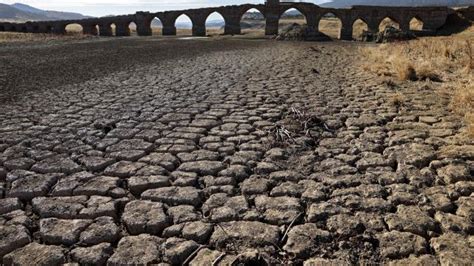 İ­s­p­a­n­y­a­­d­a­ ­k­u­r­a­k­l­ı­k­:­ ­S­u­ ­k­ı­s­ı­t­l­a­m­a­s­ı­n­a­ ­g­i­d­i­l­i­y­o­r­
